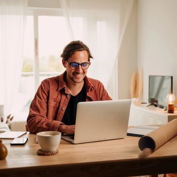 Hombre estudiando en línea