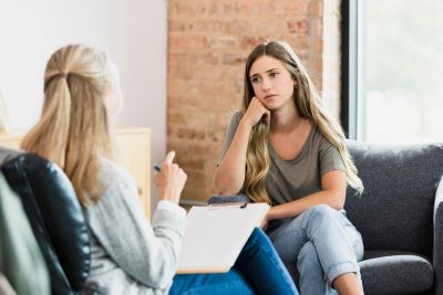 Therapist talking to a teen during a counselling session.