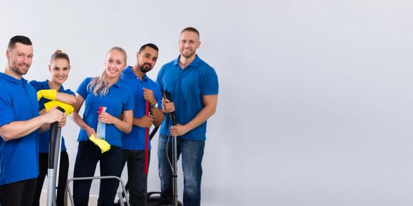 Equipo de trabajo uniformado de limpieza