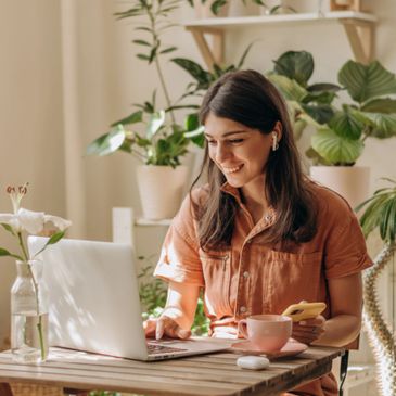 Mujer estudiando en línea