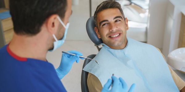 Paciente relajado durante tratamiento dental con sedación con óxido nitroso en Monterrey