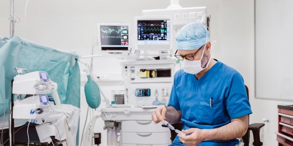 Médico en quirófano preparando una anestesia.