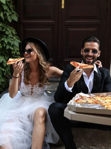 moment gourmandise fun entre ces deux tourtereaux fraichement mariés