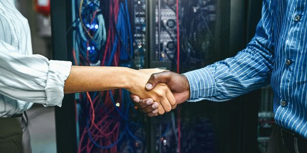 2 personnes en confiance qui ce serrent la main.