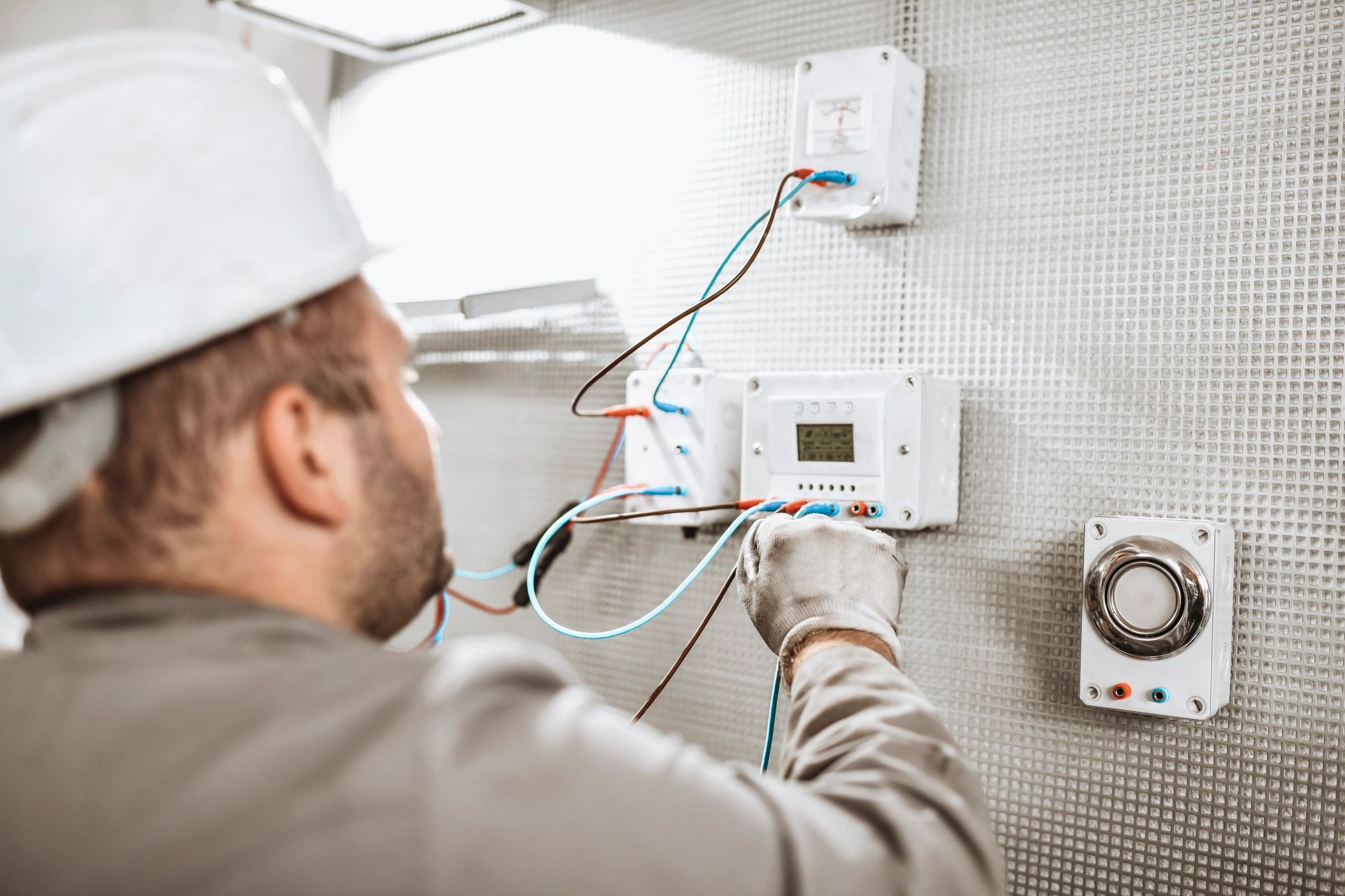 Azdea electric team working in Indian Wells