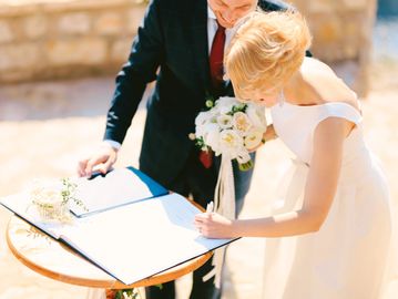Legals only registry style, elopement ceremonies in Tannum Sands, Boyne Island and the Gladstone Reg