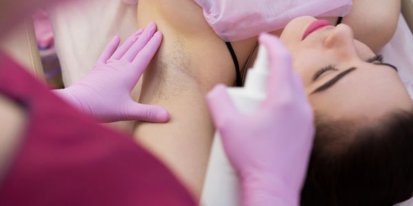 Preparacion antes de un servicio de depilacion definitiva en Yeimi's Microblading Studio.