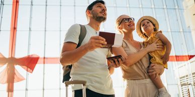 一家三口在机场等待航班。