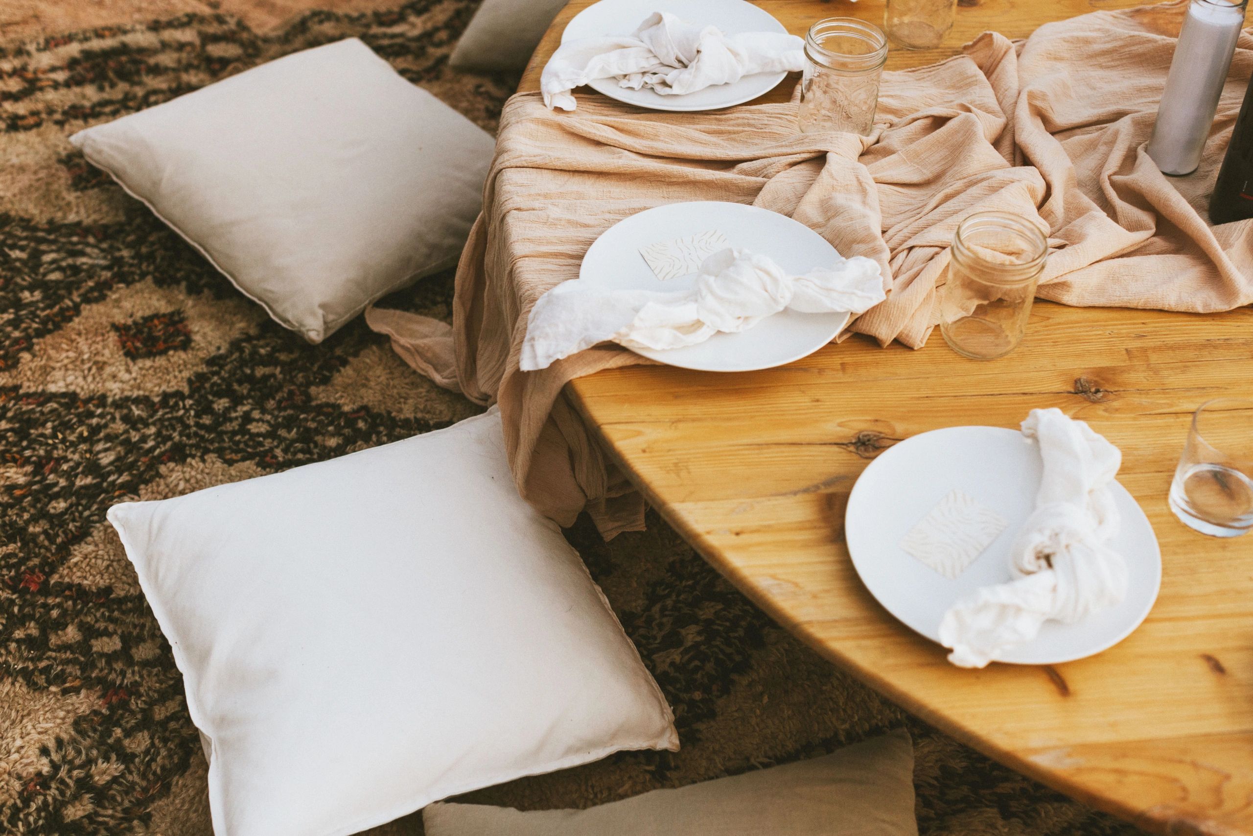 Rustic et elegant dinner setting in the desert, blending fine dining with breathtaking views.