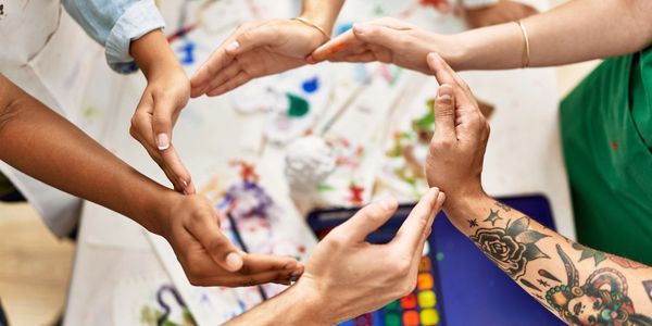 Equipo de artistas que pintan murales y diseñan la imagen de marcas