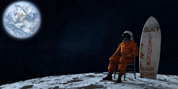 Ayda oturan astronot ve 'Surf Lessons' yazılı sörf tahtası.