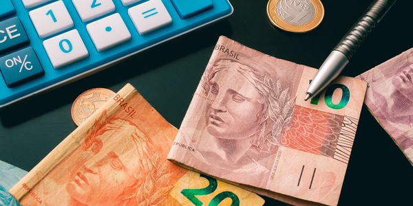 Calculadora e notas de real: impostos e planejamento tributário