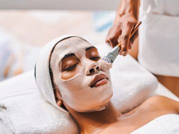 Soins du visage avec les produits Laboratoire Dr Renaud pour un peeling chimique