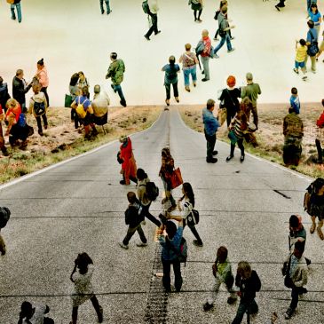 Gente caminando en una escena surrealista donde el suelo parece una carretera.