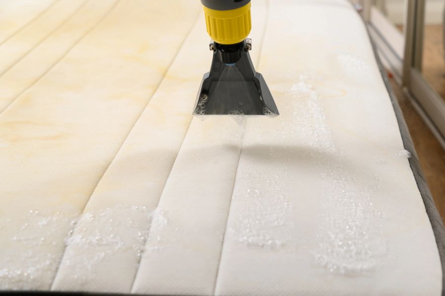 Application de la solution nettoyante sur un matelas avec une buse d’injection-extraction
