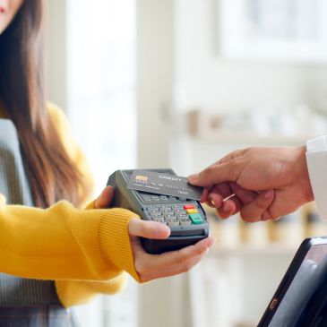 Contactless credit card payment using POS terminal.