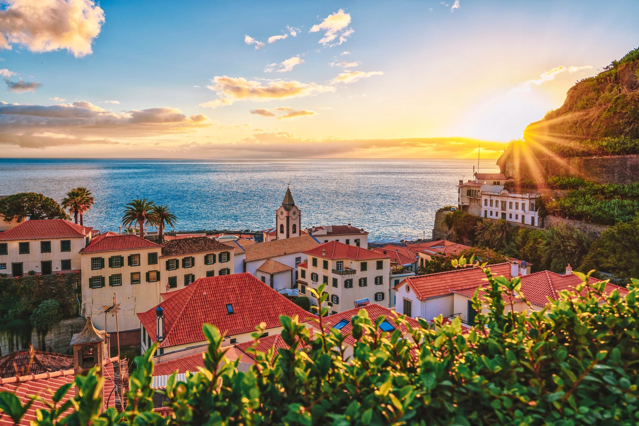 Create a travel itinerary for a Portugal vacation 