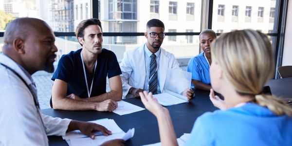 Equipe médica discutindo em reunião.