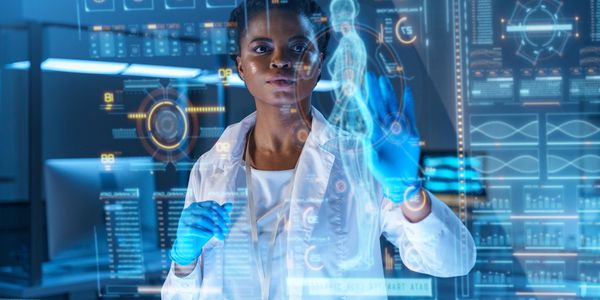 Wissenschaftlerin interagiert mit holografischer medizinischer Anzeige.