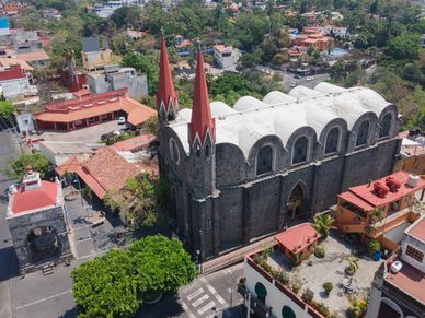 Iglesia antigua con dos torres en una ciudad.