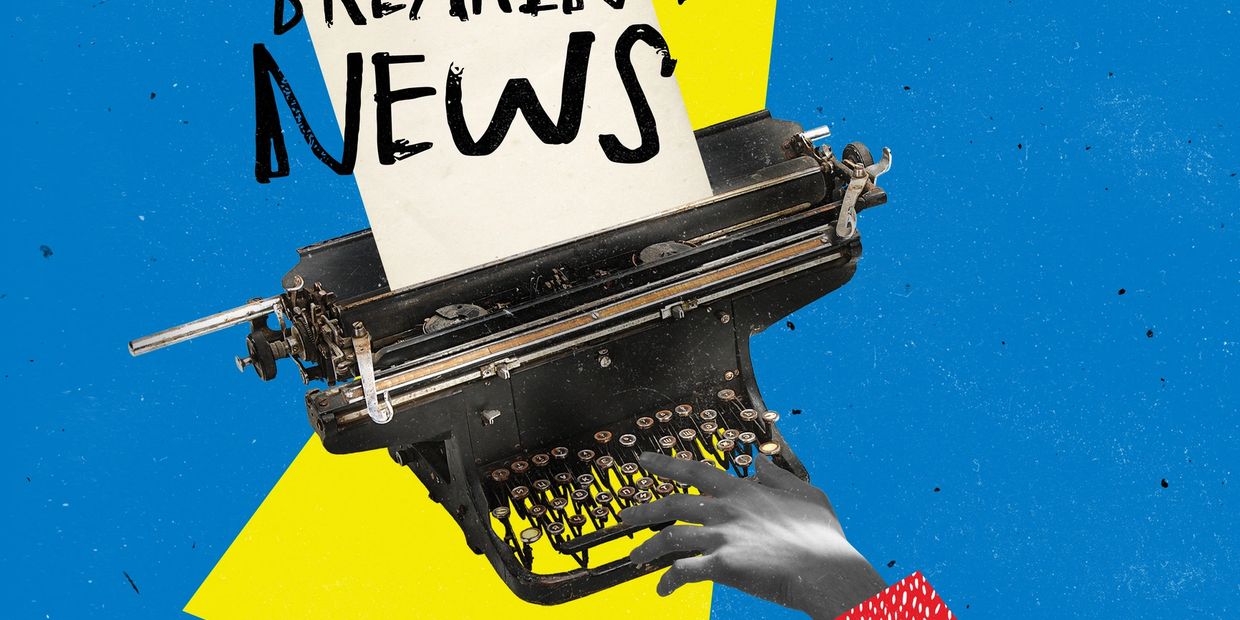 Vintage typewriter with paper saying "Breaking News" on blue and yellow background.