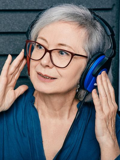 Hearing testing using headphones

