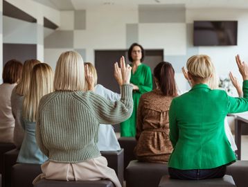Mujeres participando en una reunión.