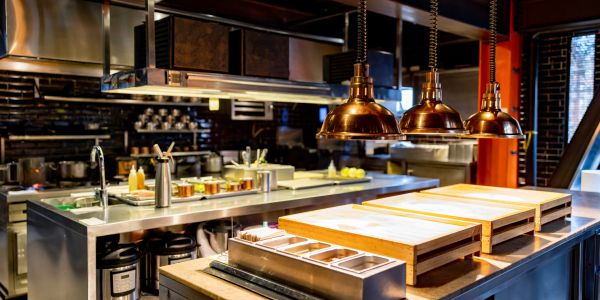 Cocina profesional bien iluminada y equipada.