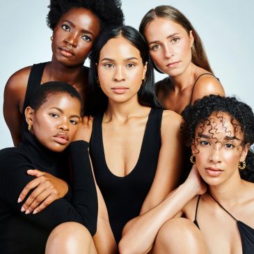 Cinco mujeres diversas posan juntas con expresión seria.
