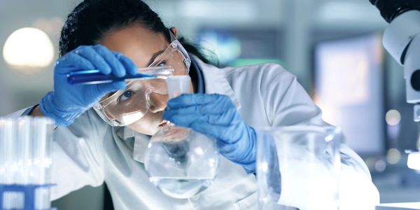 Docente utilizando equipamiento científico en escuela moderna – Xicronix