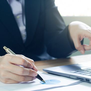 Une personne procède à une analyse en consultant son ordinateur