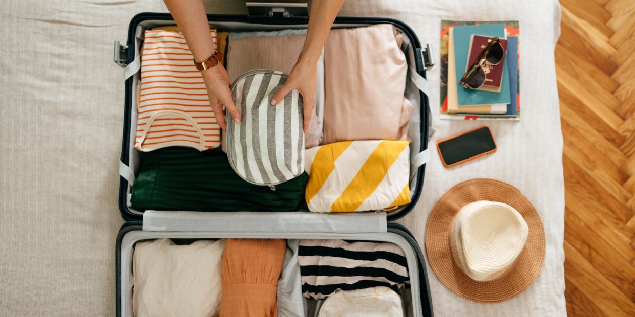 Maleta ordenada con ropa y accesorios para viaje.
