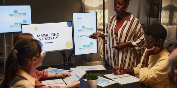 Réunion d'équipe marketing avec une présentation de stratégie.