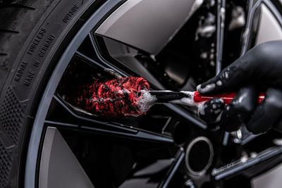 Cleaning a car wheel using a wheel brush