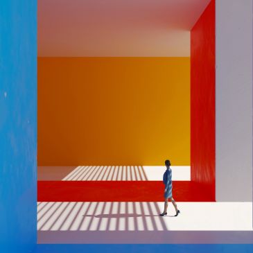 Mulher caminhando em espaço colorido e geométrico.