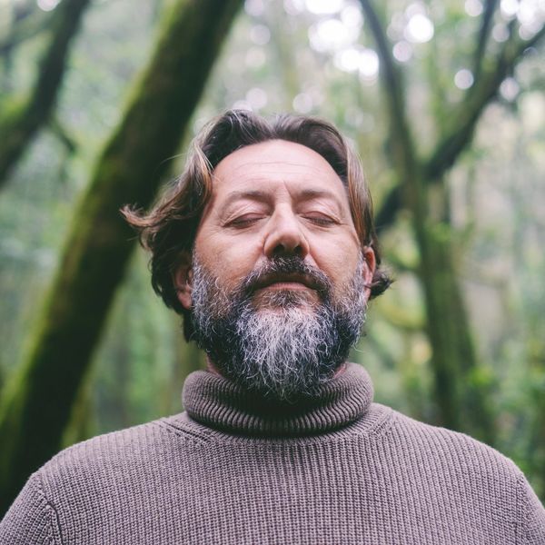 Rhombre aprende respiración consciente y relajación profunda