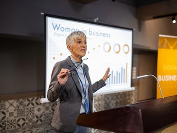 Mujer dando presentación de negocios.