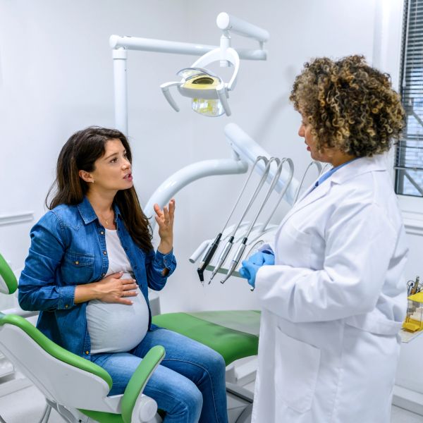 Mujer embarazada consultando a una dentista.