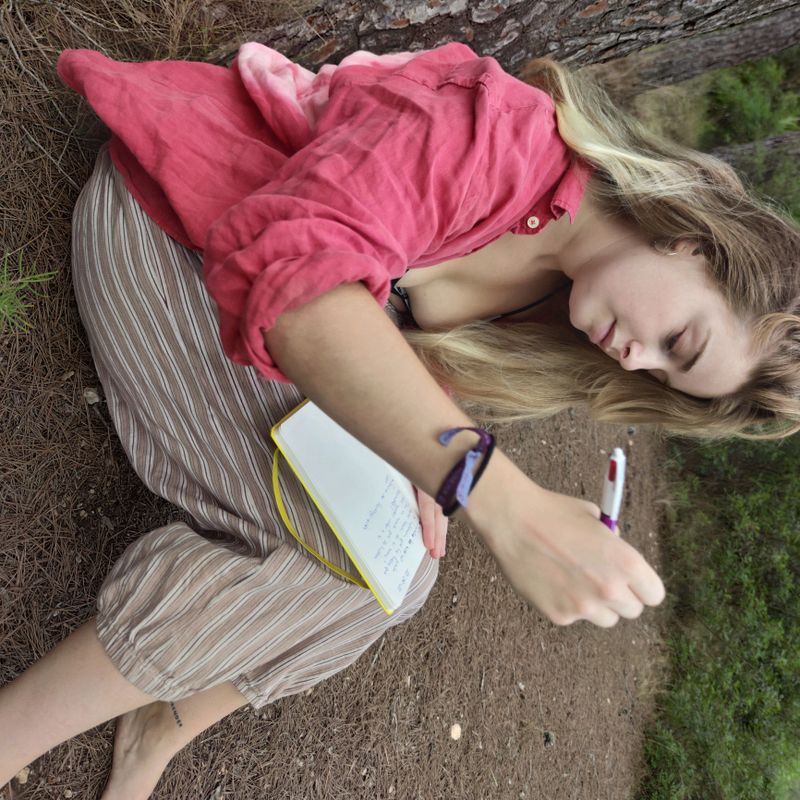 Mujer joven escribiendo en la naturaleza