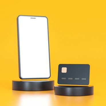Smartphone e cartão de crédito sobre pedestais pretos.