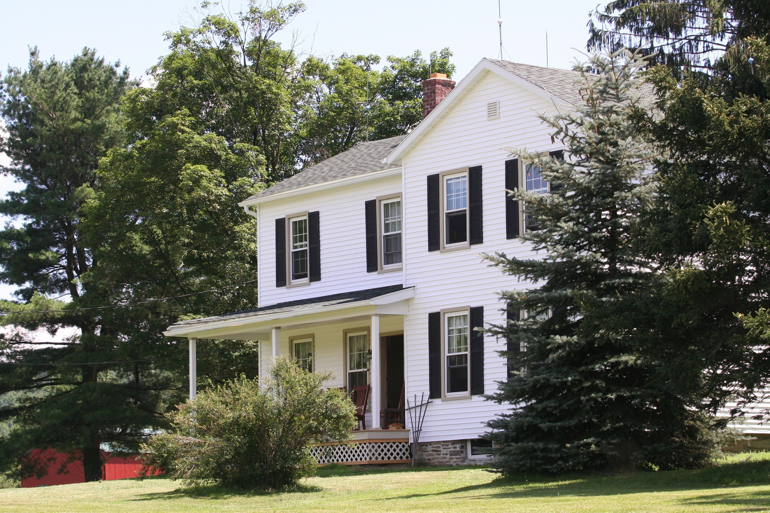 A colonial farm house in Carlisle, MA with a new roof