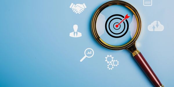 Loupe qui met en évidence une cible , qui évoque un accompagnement ciblé