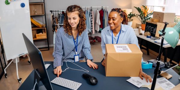 People selling online with a dropshipping store.