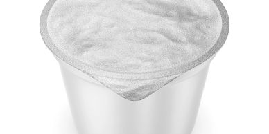 Taza de café mono-uso con tapa de filtro.