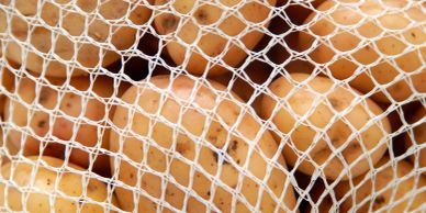 Patatas en bolsa de malla.