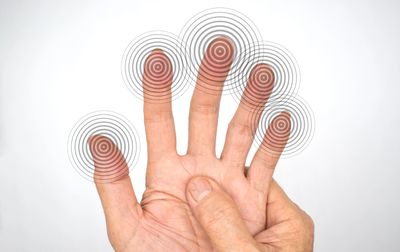 photo of hand with all 5 fingers extended, radiating circles at the tips to show diabetic nerve pain