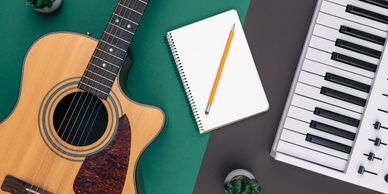 Guitarra, teclado, libreta y lápiz. Herramientas para la composición