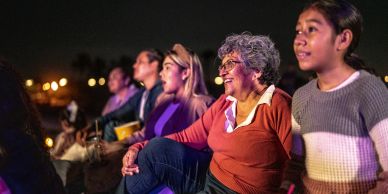 Personas disfrutando de un evento nocturno al aire libre.