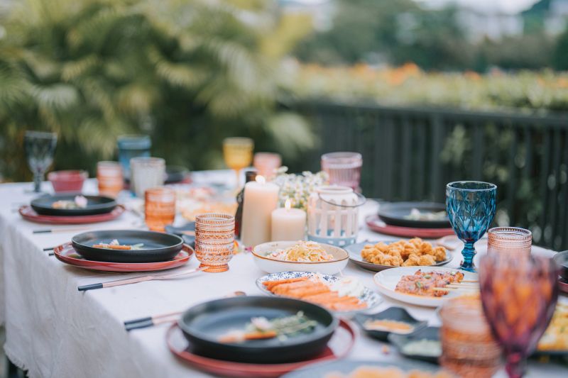 A vibrant table spread featuring a colorful farm-to-table meal with local ingredients and tasteful presentation.