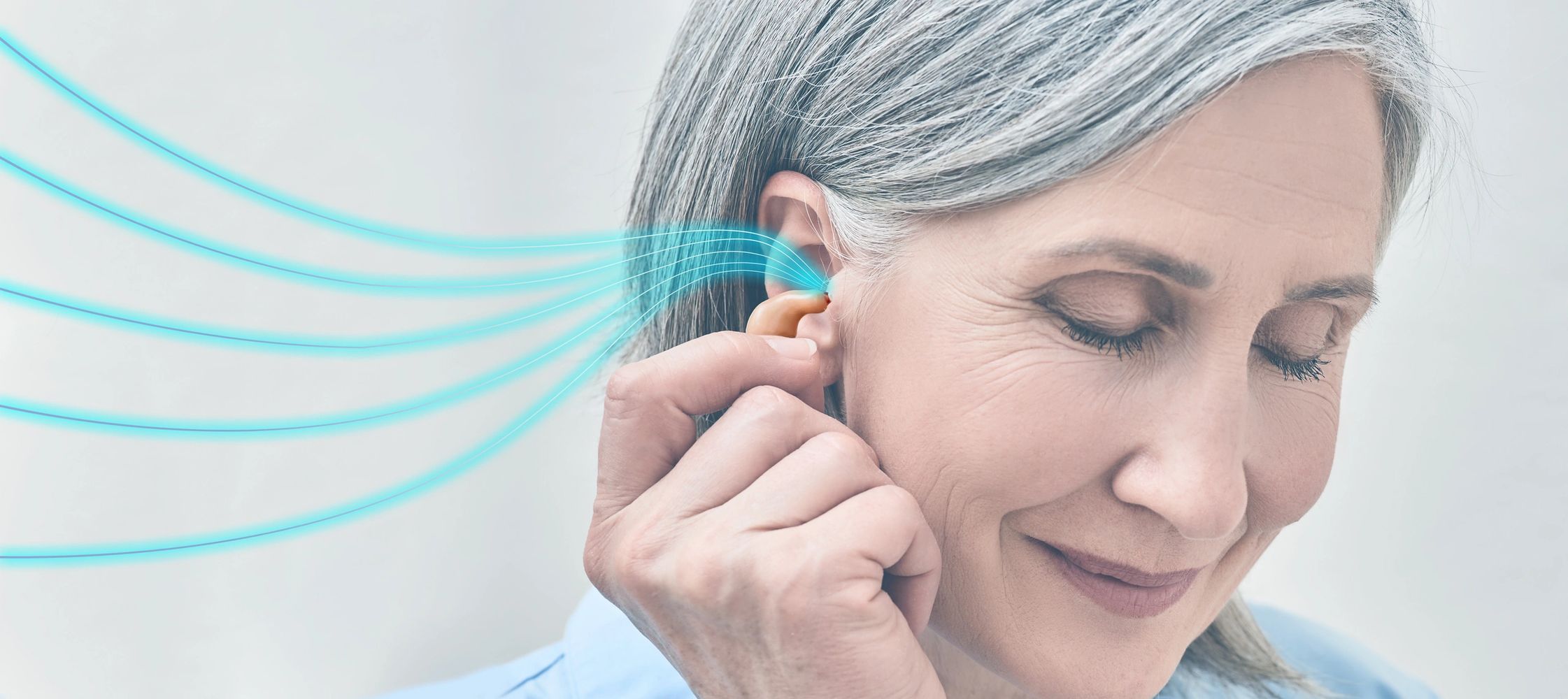 Audio-Med apparecchi acustici. Signora che non sente bene. Sentire meglio.